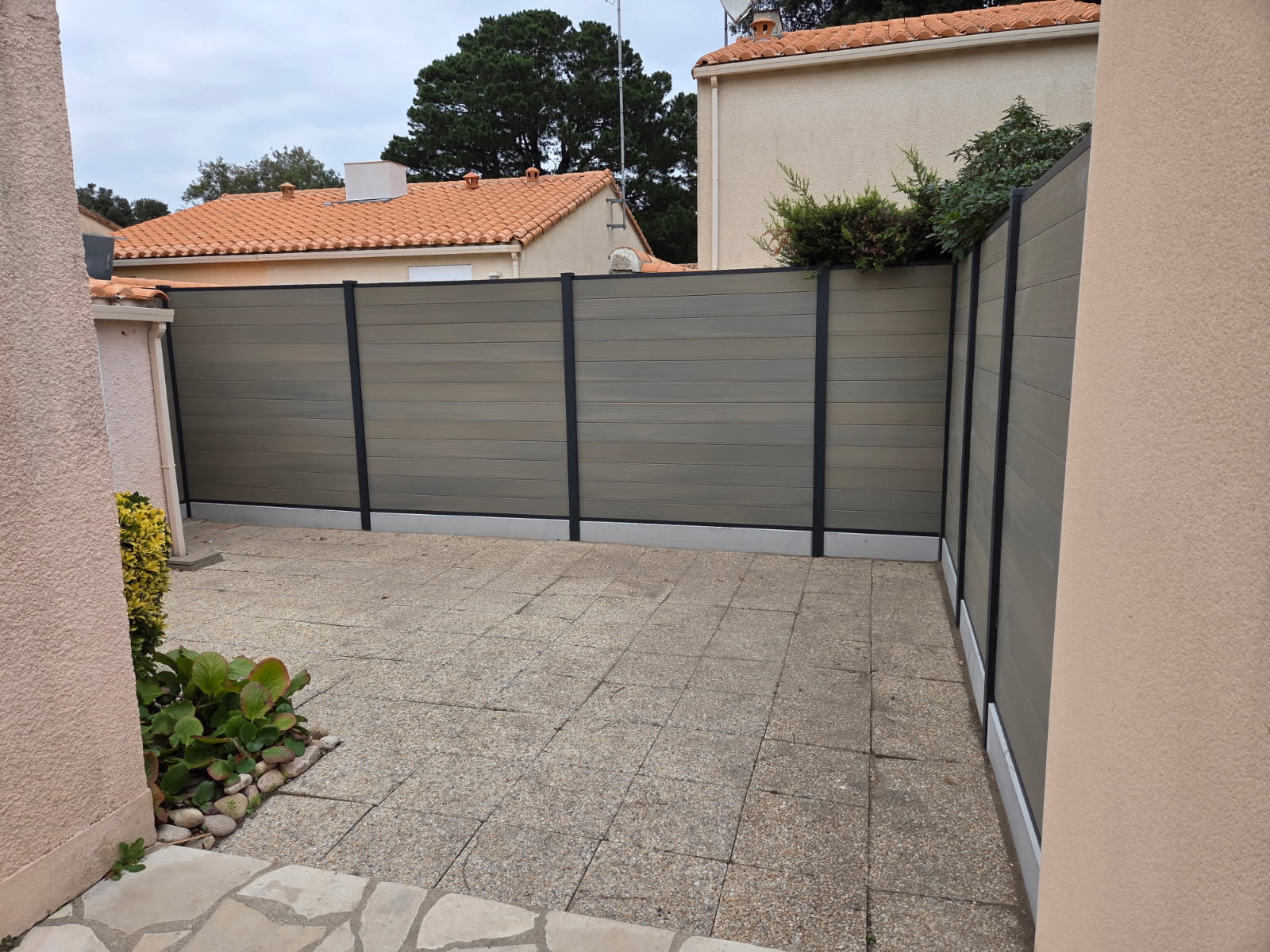 Clôture en lames composites